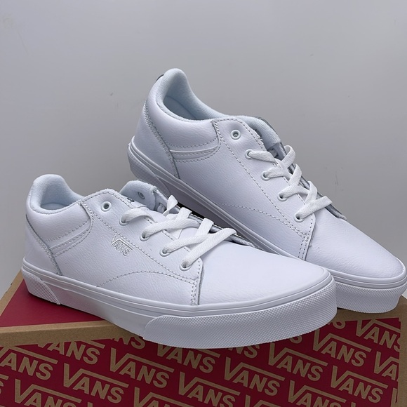 Vans WMNS Seldan (Tumble) White/White
VN0A4U2505R Sneakers - Picture 4 of 16